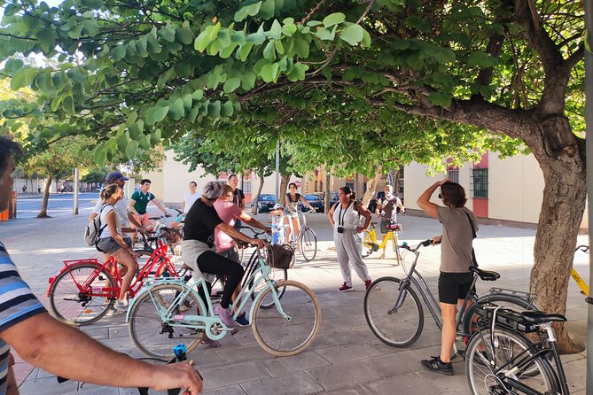 A private stroll cycling around Cádiz + bike rental - La Caleta and Santa Maria del Mar, beaches with cinematic and local pull