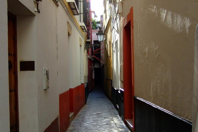 Alcázar and Jewish Quarter Guided Walking Tour in Seville - The short extra stops that add context