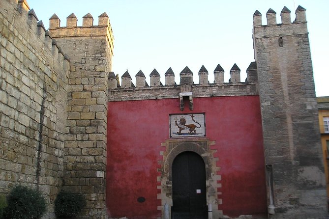 Alcazar, Cathedral and Giralda of Seville with entrance fee included - The guide experience: what good ones do for you