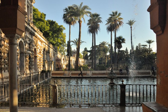 Alcázar, Cathedral & Giralda: Guided Tour with Fast-Track Tickets - How the tour timing works: same day, split day, and the Sunday versus Monday rhythm
