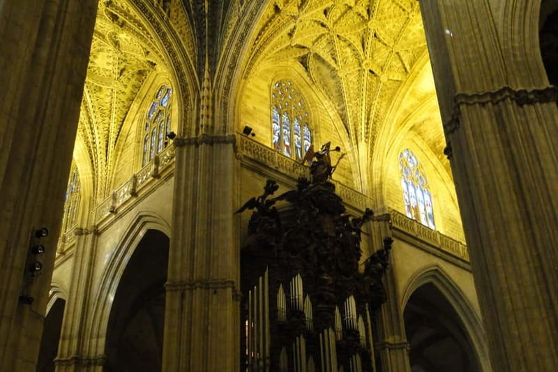 Alcazar & Cathedral of Seville Exclusive Group max. 9 guests - Finding your guide at Monumento a la Inmaculada Concepción