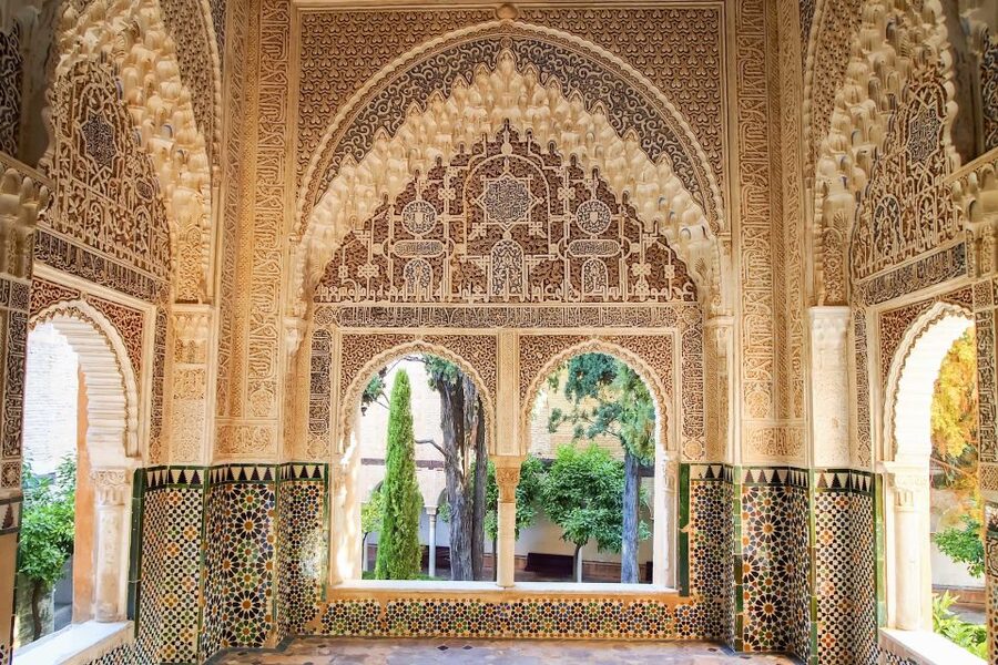 Alhambra and Albaicín Full-Day Private Tour from Seville - Inside the Alhambra: Mexuar, Comares, and the Palace of the Lions