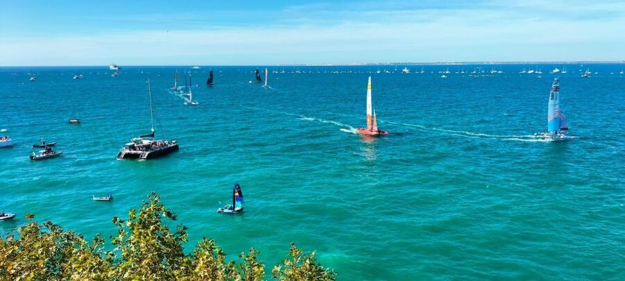 Cádiz: Bay of Cádiz Catamaran Tour with Host - Audio guides in Spanish, English, German, French, and Italian, plus how to choose