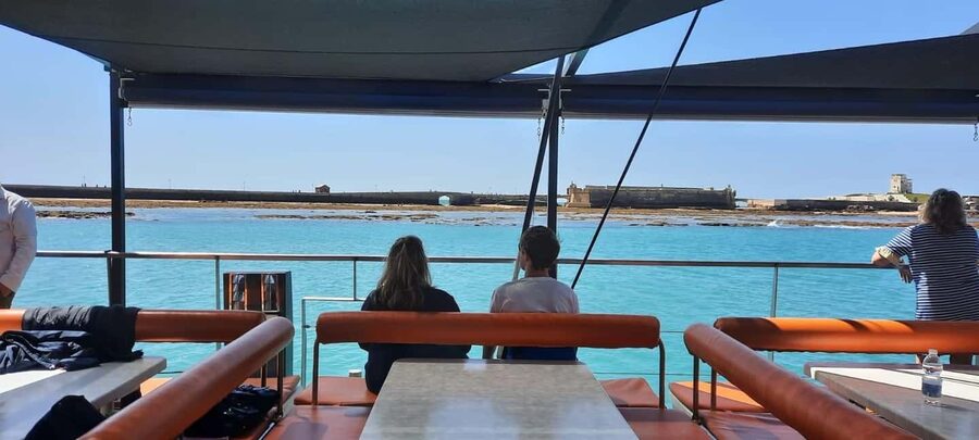 Cadiz capital:Catamarán Experience paseo con baño y almuerzo - Pura Vida catamaran: what makes it feel different on the Bay of Cadiz