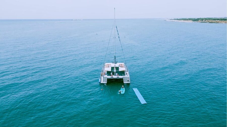 Cadiz capital:Catamarán Experience paseo con baño y almuerzo - Accessibility and conditions: why tides can matter