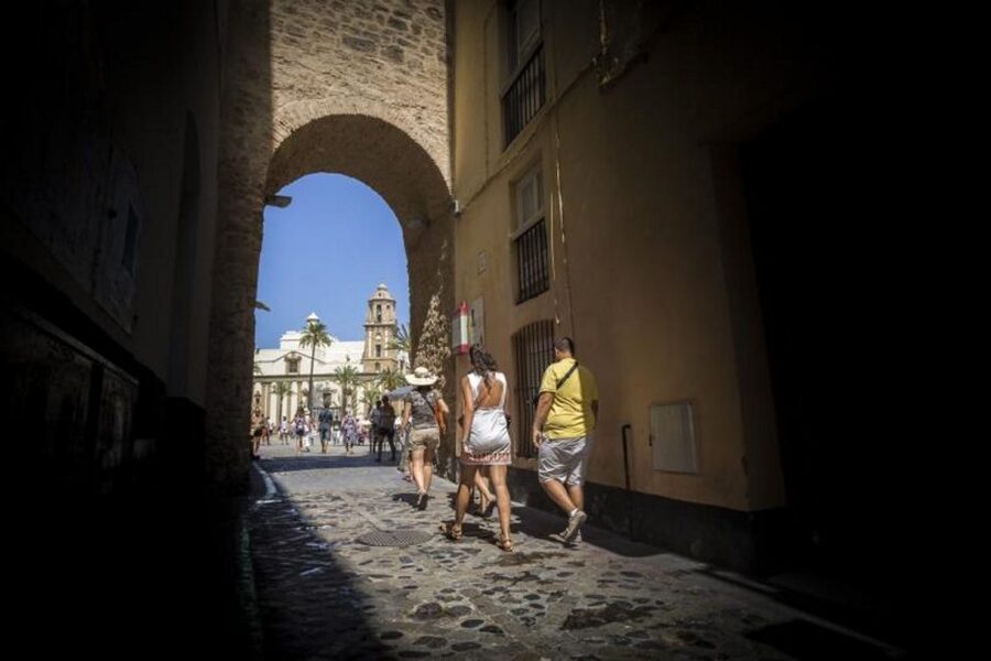 Cadiz: Guided City Tour - Key reasons to do this 1.5-hour Cadiz walk