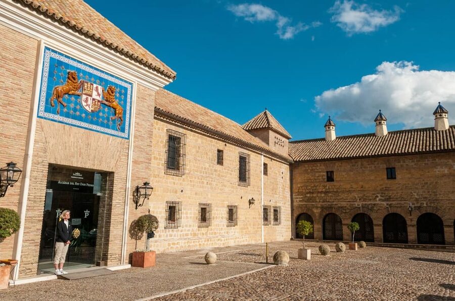 Carmona and Necropolis Tour from Seville - Puerta de Sevilla and Plaza de San Fernando: reading the city walls