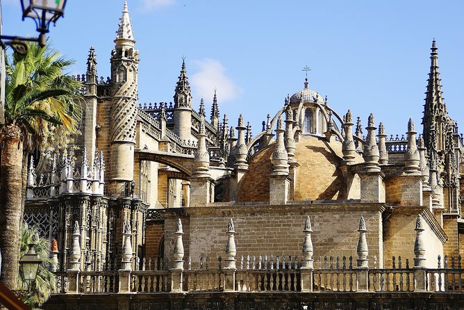 Cathedral & Giralda of Seville Exclusive Group, max. 9 travelers - Santa Maria de la Sede: five naves, dozens of altars, and stories that make it click