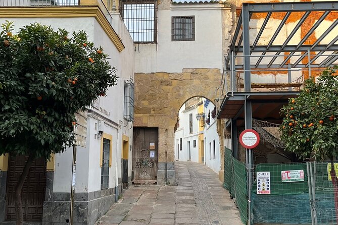 City of Caliphs: A Self-Guided Walking Tour of Córdoba’s History - Starting at Torre de la Calahorra and getting your bearings fast