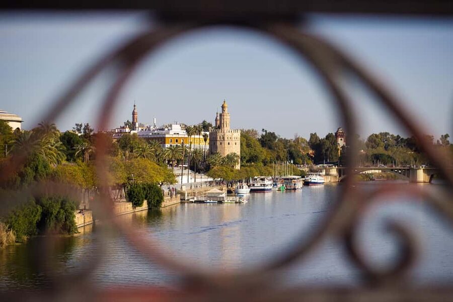 Complete Triana Tour "Corrales included". - Triana Market finish: smart eating tips in the right neighborhood