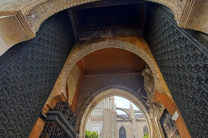 Contrasts of Seville - The big names: Columbus and Magallanes from a local viewpoint