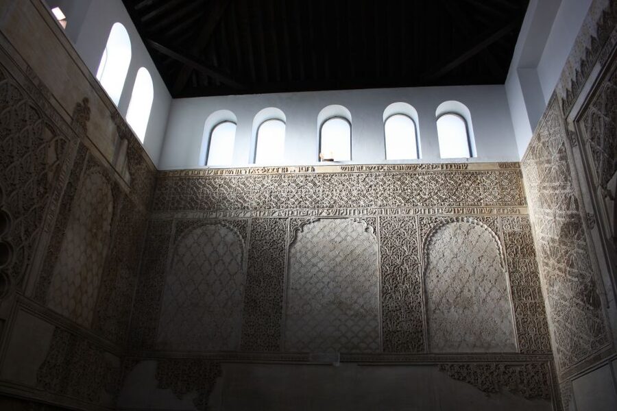 Córdoba: Alcázar and Jewish Quarter 2-Hour Guided Tour - Alcázar Gardens and the Walk of the Kings Photo Moment