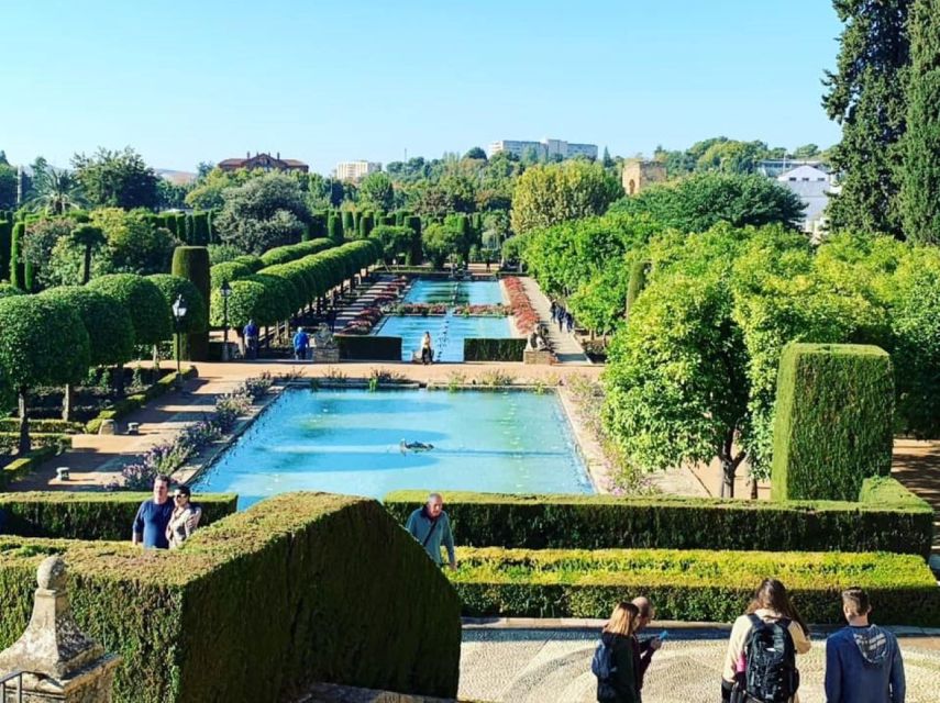 Cordoba: Alcazar of The Christian Monarchs Tickets and Tour - Red umbrella, main gate meeting point, and how to avoid start-time stress
