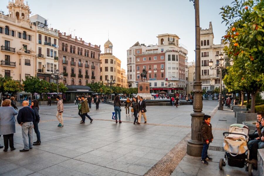 Córdoba: City Sightseeing Hop-On Hop-Off Bus Tour - The Blue Line Intima route: minibus time in narrow streets