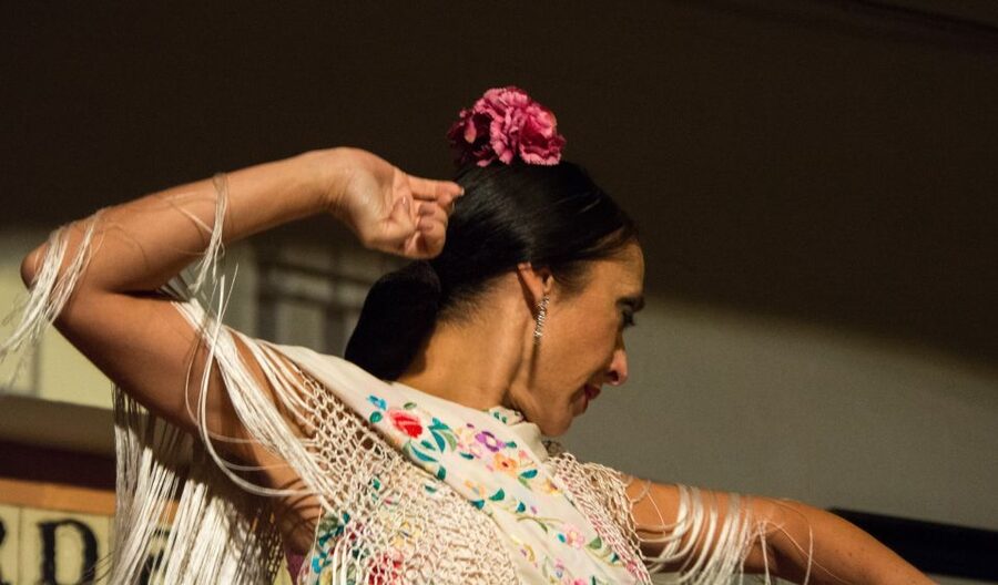 Córdoba: Flamenco Show Ticket with Drinks - Your 80-minute show flow: guitar, voice, then baile