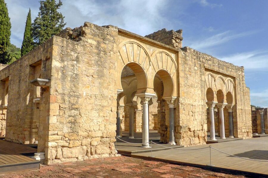 Córdoba: Guided Tour of Azahara Medina - The guides: storytelling that turns architecture into everyday life