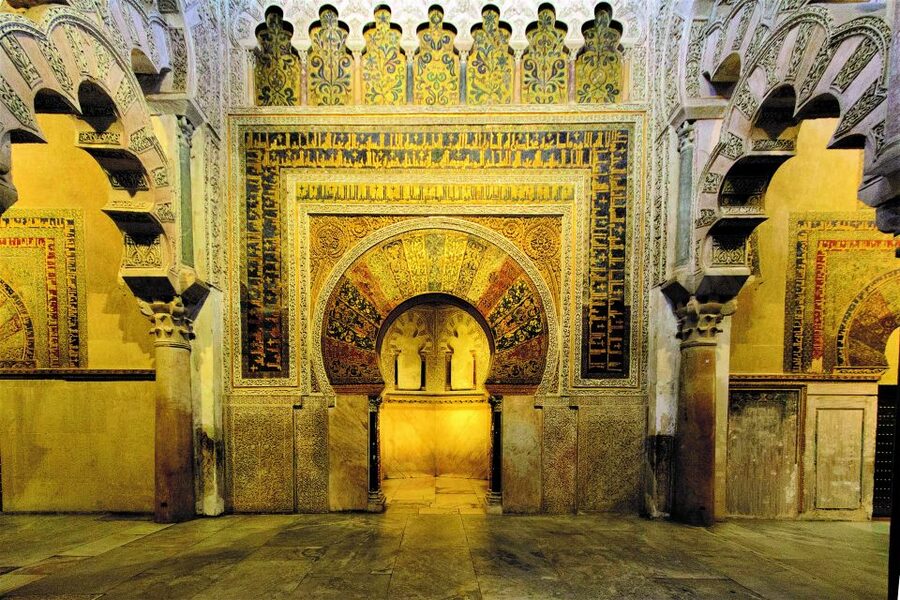 Cordoba: Jewish Quarter and Mosque 2–Hour Tour - Souk of artisans and Maimonides statue: the old town comes into focus