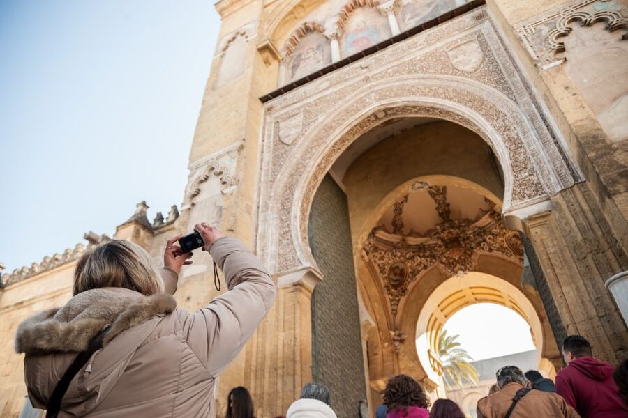 Cordoba: Jewish Quarter and Mosque-Cathedral Guided Tour - Stop One: The Córdoba Synagogue, Especially Worth It When It’s Open