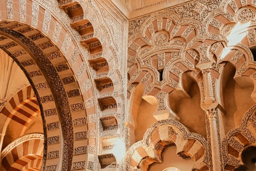 Cordoba: Mosque-Cathedral and Jewish Quarter Guided Tour - The Jewish Quarter walk by the Alcázar de los Reyes Cristianos