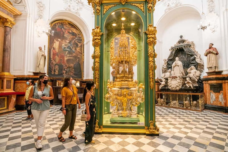 Córdoba: Mosque, Jewish Quarter & Tour with Ticket - Patio de los Naranjos to Bell Tower: A Quiet Reset Before the Big Room