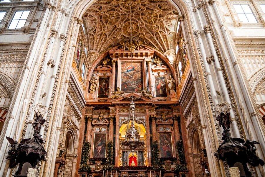 Córdoba: Skip-the-Line Great Mosque-Cathedral History Tour - Finding the meeting spot at Patio de los Naranjos