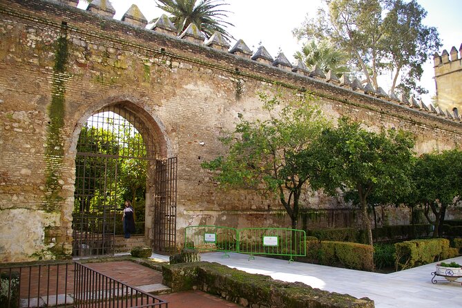 Gardens & Fortress of Catholic Kings Tickets & Tour in English - Guide quality matters, and the good ones really steer the visit
