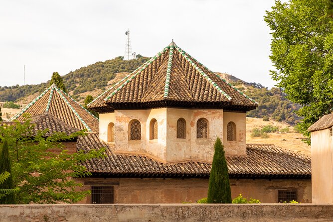 Granada (Alhambra) Scavenger Hunt and Sights Self-Guided Tour - Time on your side: average duration and real breaks