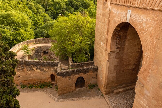 Granada (Alhambra) Scavenger Hunt and Sights Self-Guided Tour - Why this format works better than passive sightseeing