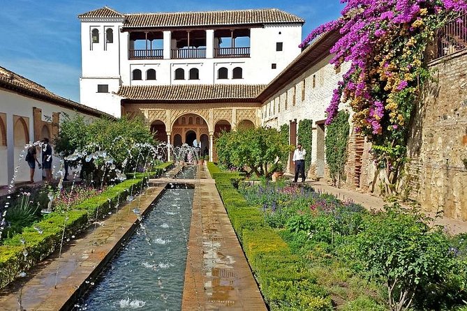Granada Day Trip: Alhambra & Nazaries Palaces from Seville - Guides You Might Get: The Difference Between a Good and Great Day