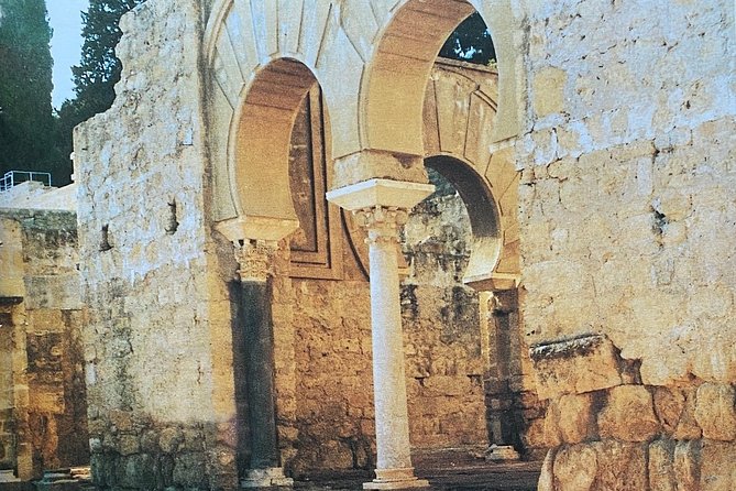 Guided tour of Medina Azahara in Spanish with Bus. Official Guides - Virtual Reality Room: A Practical Way to Picture the Site