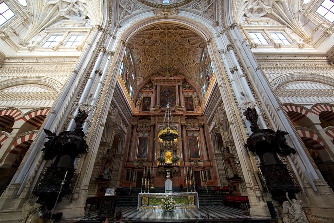 Guided tour of the Mosque-Cathedral in Private tickets included - Mezquita Cathedral de Cordoba: learning the site as a timeline