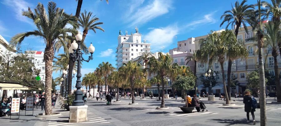 Guided visit on foot through Cádiz: stories from the hand of a local guide - Who this tour is for, and who might want a different style