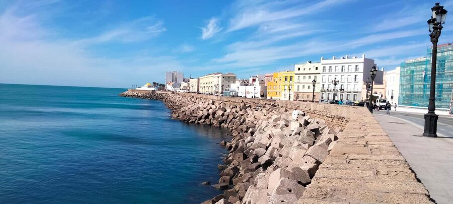 Guided visit on foot through Cádiz: stories from the hand of a local guide - The storytelling style: less lecture, more legend, more why