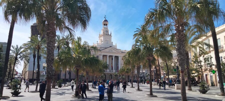 Guided visit on foot through Cádiz: stories from the hand of a local guide - Group size, pace, and the Spanish-only reality check