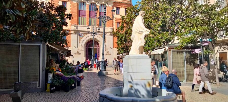 Guided visit on foot through Cádiz: stories from the hand of a local guide - Where to meet your guide, using the sword statue and the white umbrella