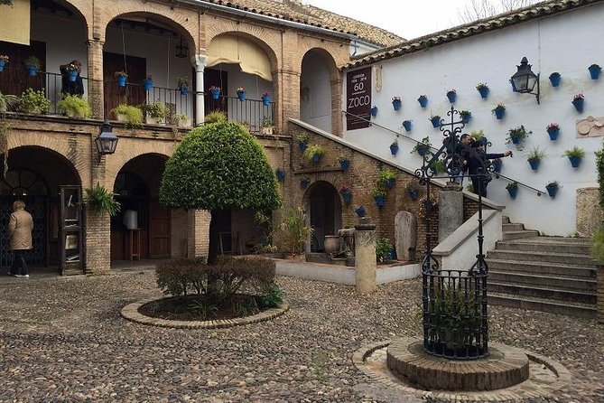 Guided visit to the Mosque-Cathedral, Jewish Quarter, Alcazar and Synagogue. Official guide - Stop 3: Calleja de las Flores and the Walk Toward the Synagogue