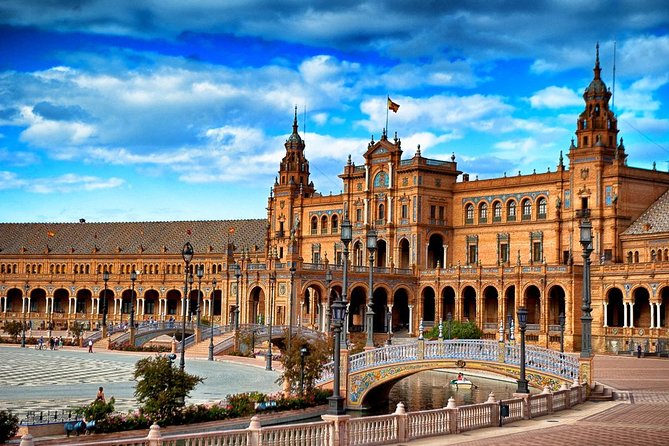 Horse and Carriage Sightseeing Tour in Seville - Seville Cathedral and the Giralda: the view that does the heavy lifting