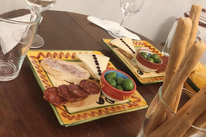 Indulge in Cordoba: Local Wines & Tapas Tasting - The small group advantage, maximum 7 people