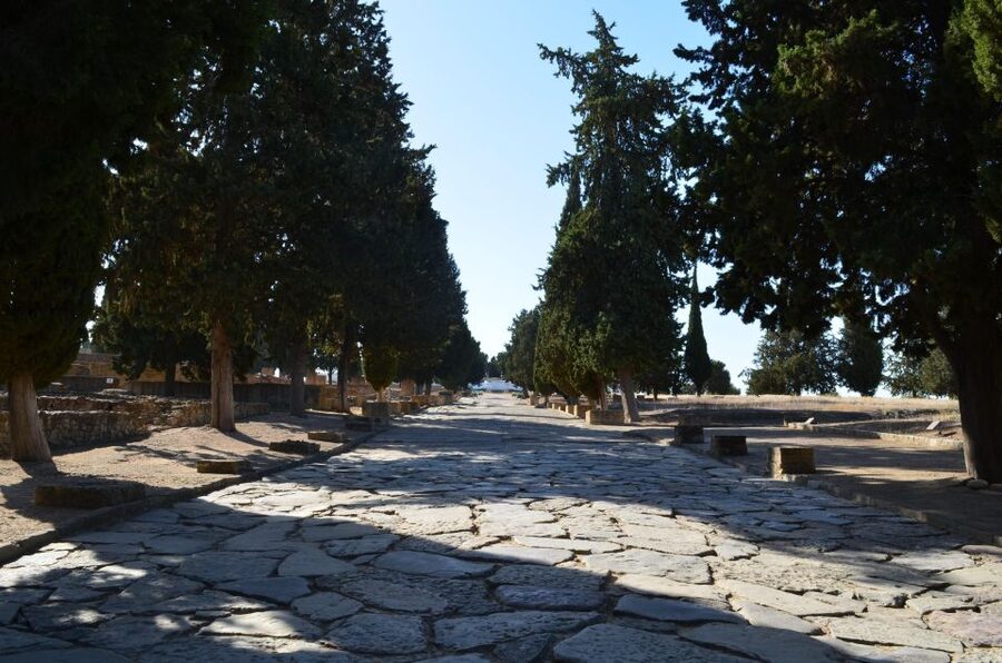 Italica, city of emperors - Meeting up with a red flag at the entrance