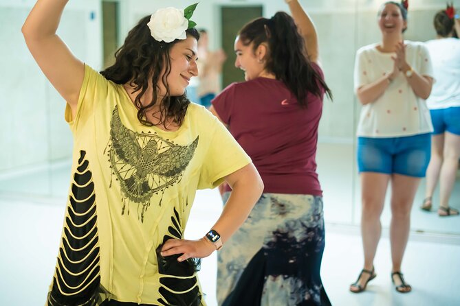 Learn Flamenco in 90 minutes - Gift flower - Why a 90-minute flamenco class in Seville is such a smart use of time