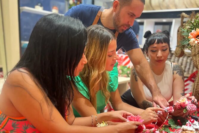Make a traditional "tocado" sevillano - The part that really drives satisfaction, hosts who guide without taking over