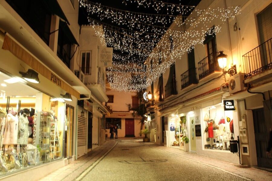 Marbella: Tour of the Old Town with Tapas & Wine - Photo Stops and Guided Walks You Can Actually Enjoy