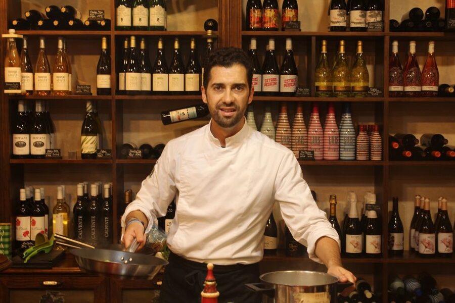 Marbella: Tour of the Old Town with Tapas & Wine - Shopping Time for Spanish Pantry Favorites