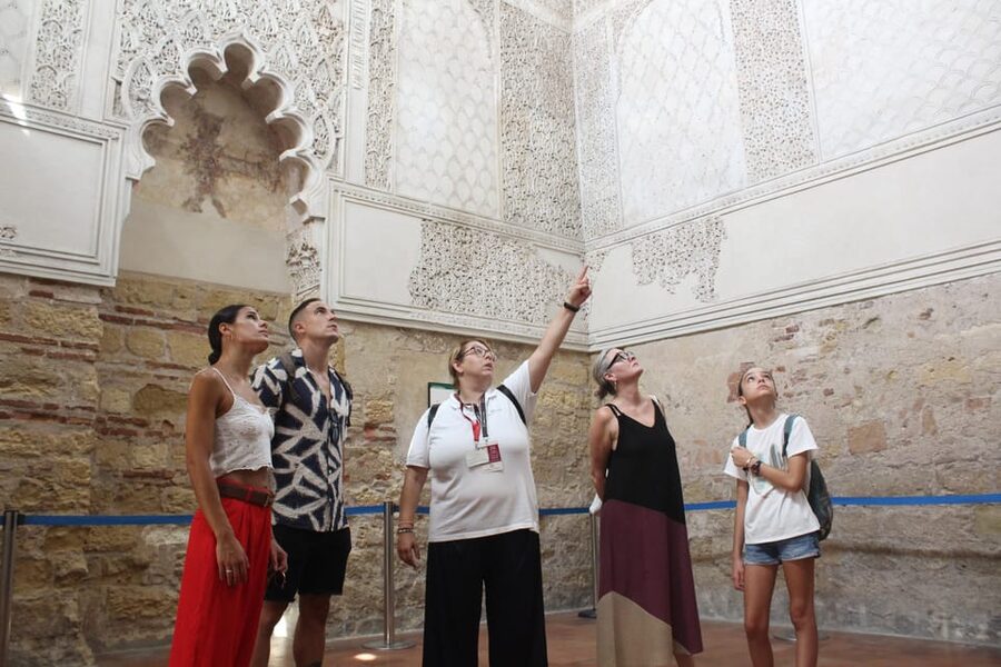 Mosque-Cathedral of Cordoba and Jewish Quarter Tour - Getting Oriented Fast Inside the Mezquita