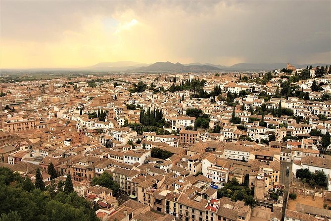 Private official tour guide for visit to Alhambra in Granada from Cordoba Hotel - Córdoba to Granada in one day, with the driving handled