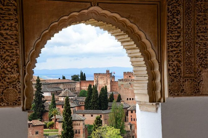 Private official tour guide for visit to Alhambra in Granada from Cordoba Hotel - A private official guide for the 3-hour Alhambra block