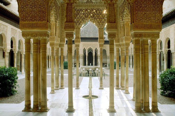 Private official tour guide for visit to Alhambra in Granada from Cordoba Hotel - Alcazaba quick view, Nasrid Palaces focus, and the Patio de los Leones photo moment
