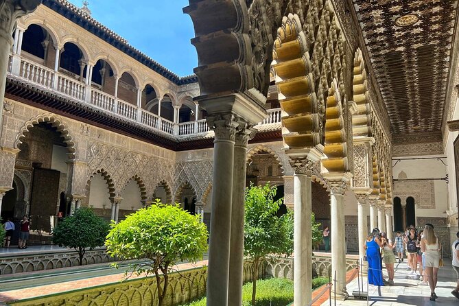 Private Tour Alcazar Seville Cathedral and Giralda Tower Climb - Santa Cruz district, your fast way to get oriented