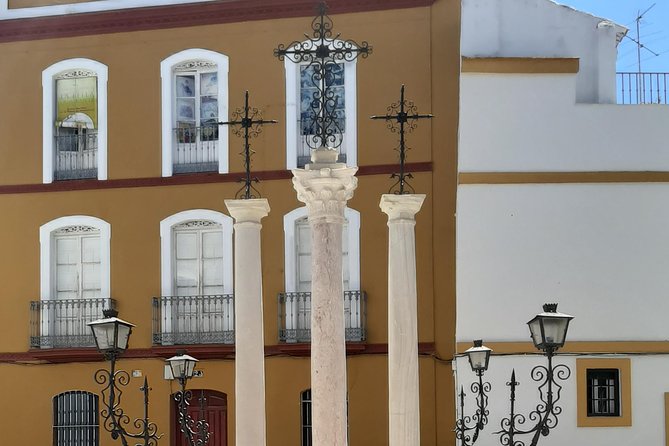 Private visit to the Jewish Quarter of Seville (Sta. Cruz and San Bartolomé Neighborhoods) - Entering Seville’s Jewish Quarter, street by street