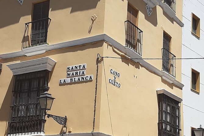 Private visit to the Jewish Quarter of Seville (Sta. Cruz and San Bartolomé Neighborhoods) - Calle Verde and San Bartolomé: courtyards and the way houses are set